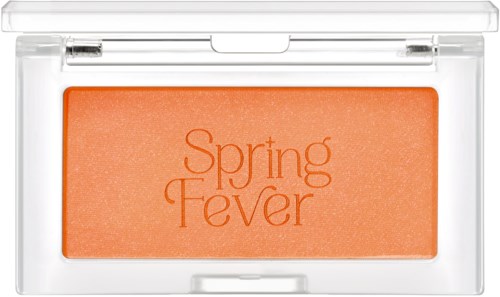 En blush-beholder merket "Spring Fever" med ferskenfarget blush inni.