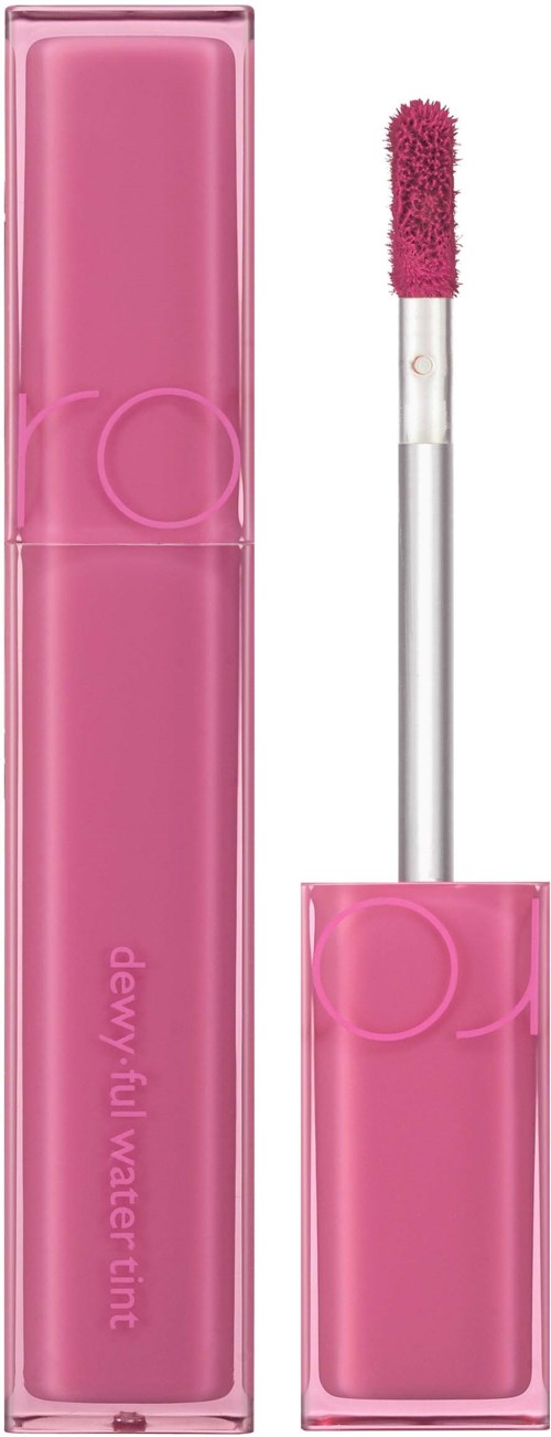 Een roze lipgloss in een doorzichtige, rechthoekige houder met bijpassende dop en applicator.