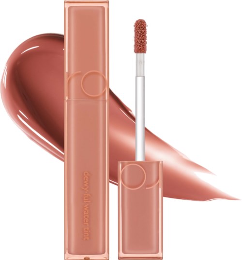 En leppeglossrør med en rosa applikator og en prøve av rosa gloss på hvit bakgrunn.