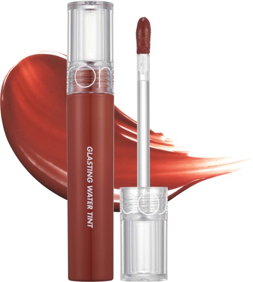 Lipgloss tube met een kwast, rode kleur, en een hartvormige lippenstiftafdruk op de achtergrond.