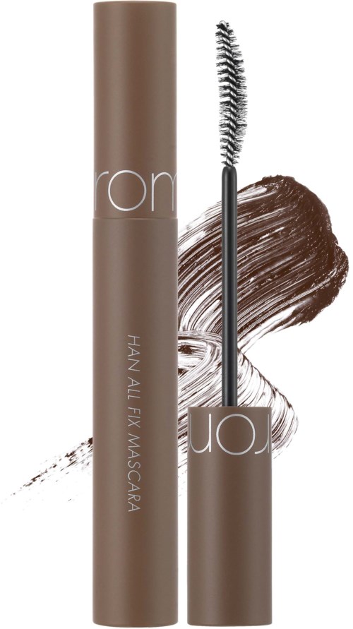 En brun mascaratube med børsten trukket ut, viser mascara på en hvit bakgrunn.