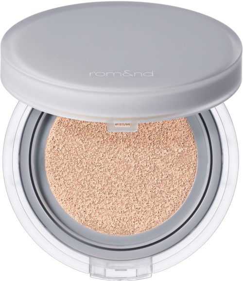 En kompakt sminke med sølvdeksel og beige svamp inni, merket med merkenavn.