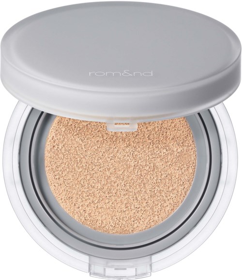 En kompaktsponge med beige farge inni og lokk møter.