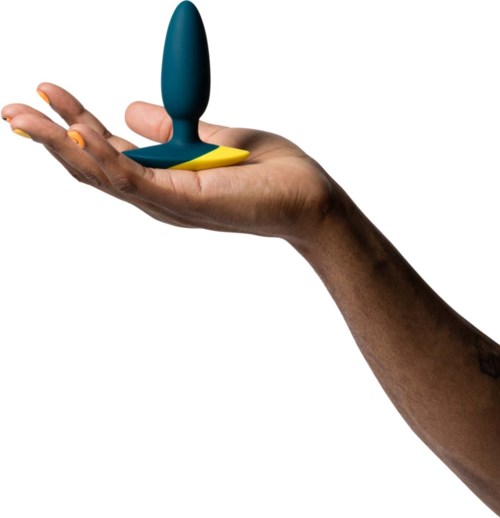 En hånd holder en blå og gul sexlegetøj mod en hvid baggrund.