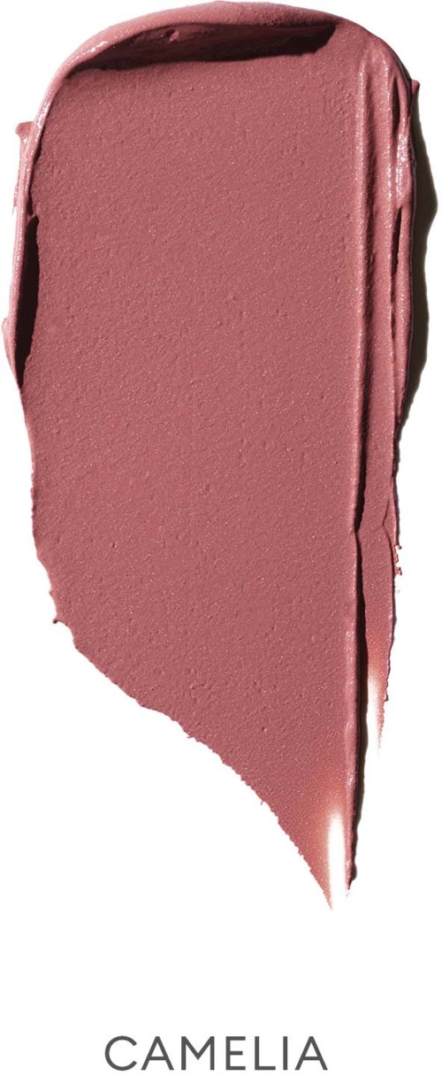 Ett streck av rosa-brun läppstift med en slät textur. Färgen heter Camelia. Strecket är långt och spetsigt.