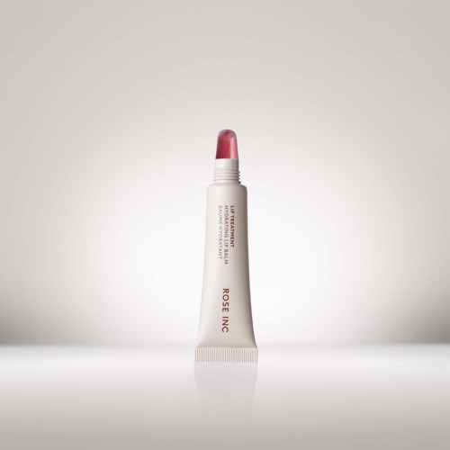 Ein Tube mit rosa Lippenstift, steht aufrecht, mit Marken- und Produkthinweisen, vor hellem Hintergrund.