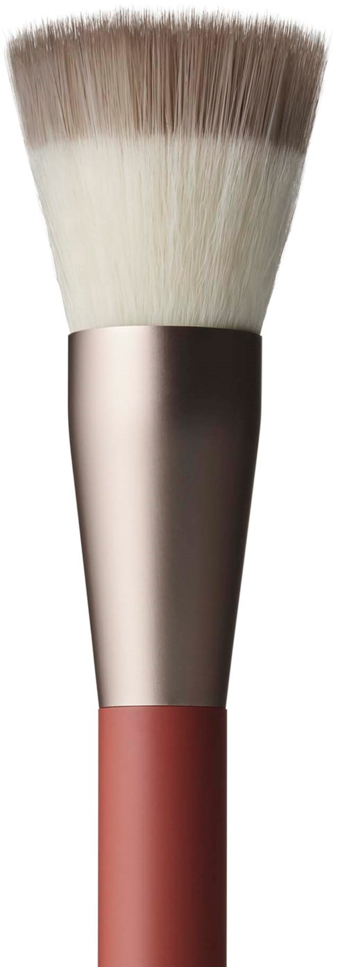 Een make-upkwast met witte en bruine haren en een metallic roze en beige handvat.