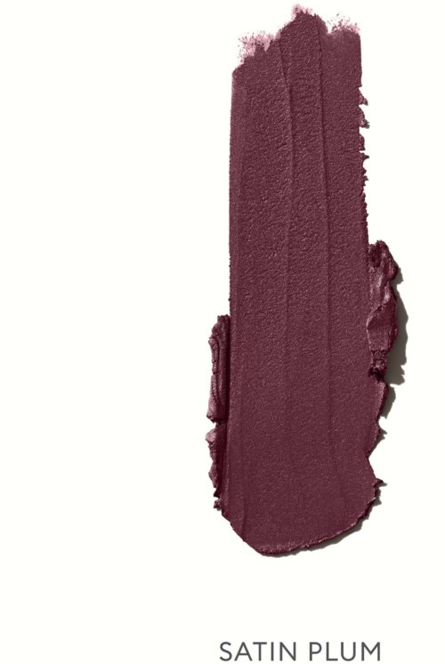 Ein dicker, dunkelvioletter Lippenstiftstrich mit "SATIN PLUM" darunter.
