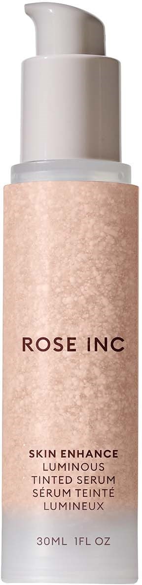 En lång, vit flaska med pump, märkt Rose Inc Skin Enhance Luminous Tinted Serum, 30ml.