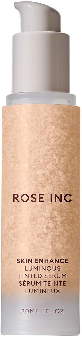 En hudvårdsserumburk märkt Rose Inc, med pump, rosa-beige färg, och 30 ml volym.