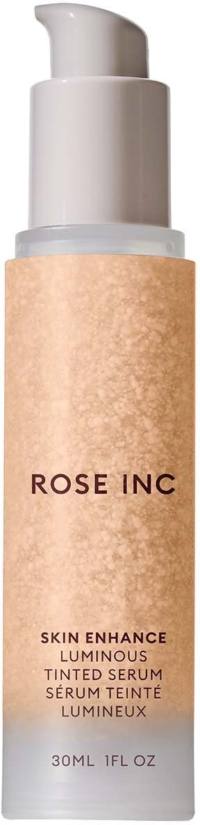 En hudvårdsprodukt med pump, märkt 'Rose Inc', är en lystergivande tonad serum i en vit flaska.