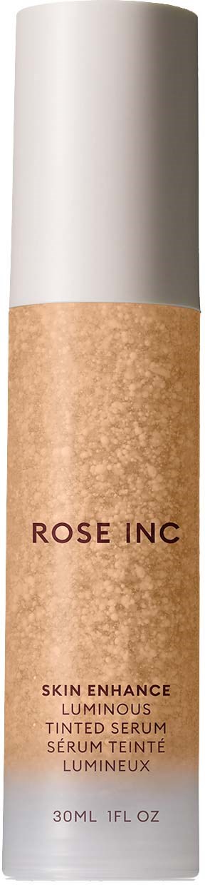 En lång, vit flaska med en beige etikett som säger Rose Inc, och nämner hudförbättrande lystergivande tonad serum, 30 ml.