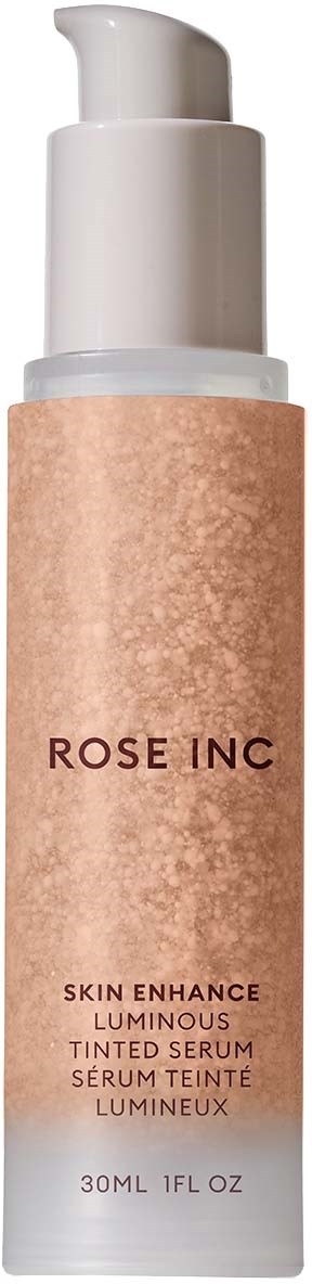 En hudvårdsflaska märkt 'ROSE INC' med pump, innehållande en lystergivande tonad serum.