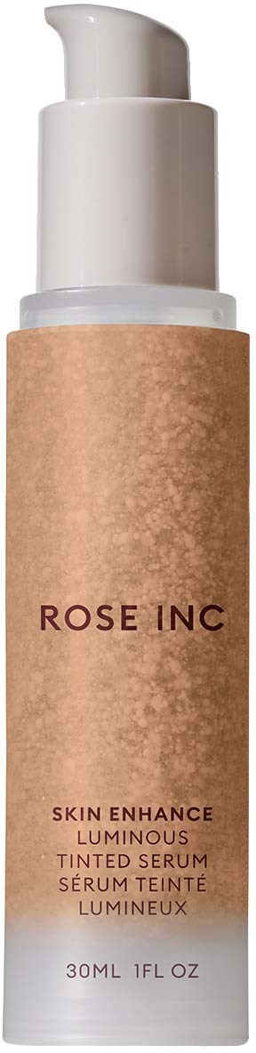 En flaska hudserum märkt 'Rose Inc' med pump, beige etikett och vit topp.