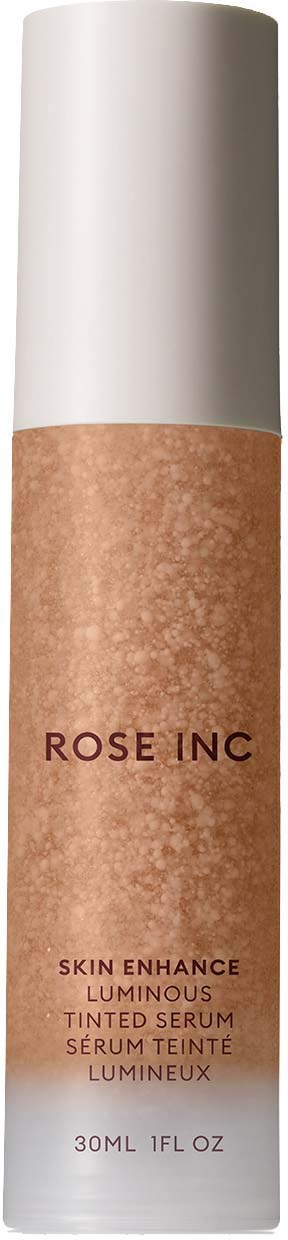 En lång flaska med vit kork, brun kropp och etikett som säger "ROSE INC" för ett hudserum.