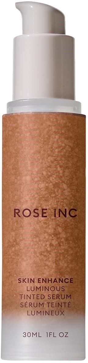 En hudvårdsflaska med vit pump och brunt märke som säger 'ROSE INC' och 'SERUM'.