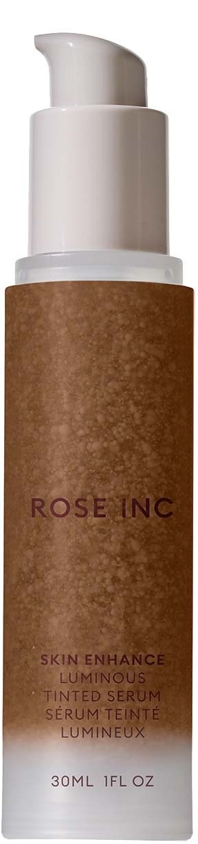 En flaska med vit pump och brunt etikett som säger Rose Inc, innehållande ett hudserum.