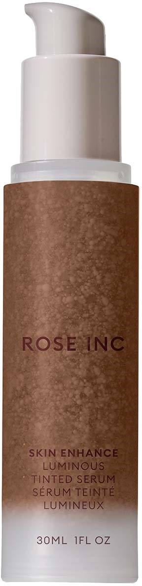 En hudvårdsflaska med pump och en brun etikett som säger "ROSE INC" och "LUMINOUS TINTED SERUM."