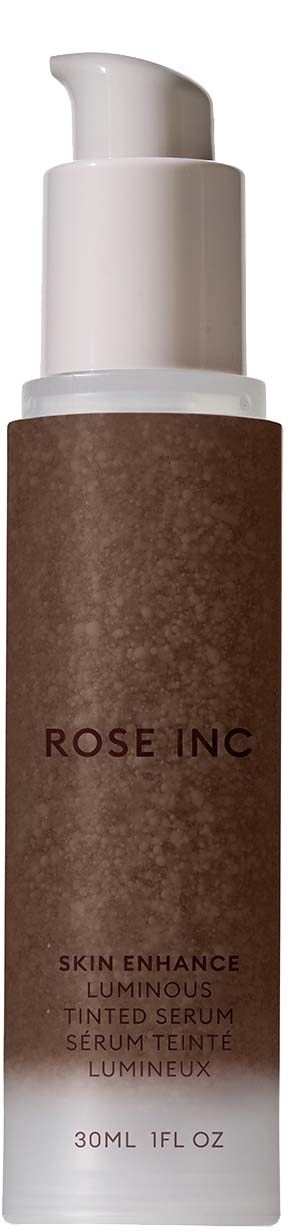 En brun och vit flaska med pump, märkt 'ROSE INC' och 'Skin Enhance Luminous Tinted Serum'.