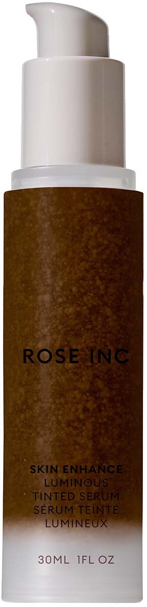 En brun och vit flaska med pump, märkt "ROSE INC" och "Skin Enhance Luminous Tinted Serum."
