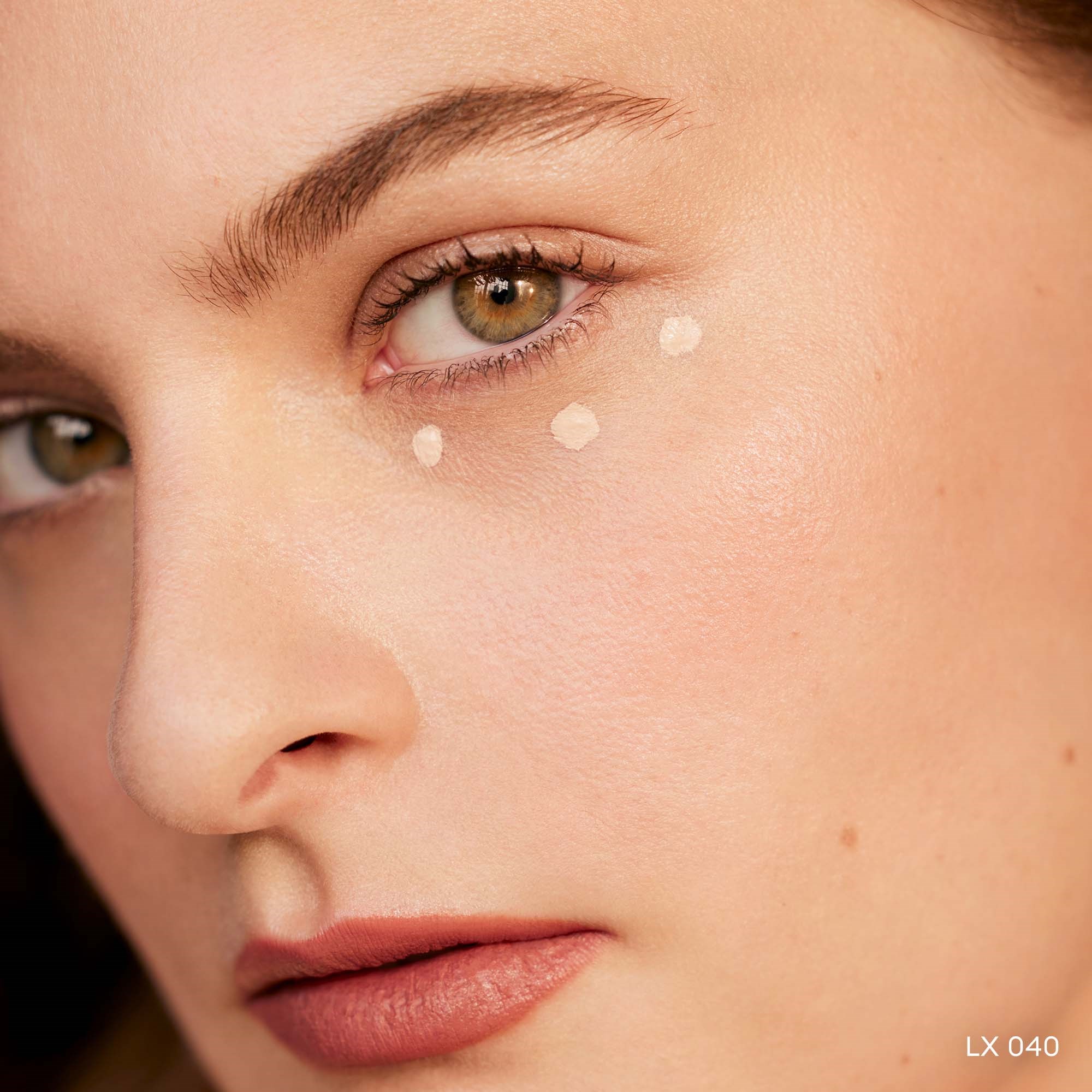 Rose Inc Softlight Luminous Hydrating Concealer LX 040 (obrázok 3)