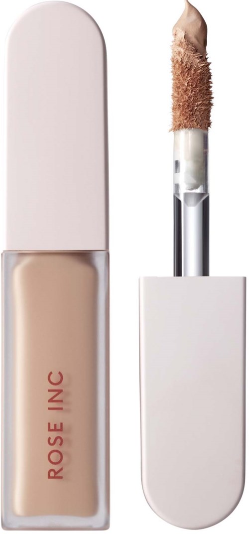 Ett flytande concealer med svampapplikator, i en vit och beige behållare, märkt 'Rose Inc.'