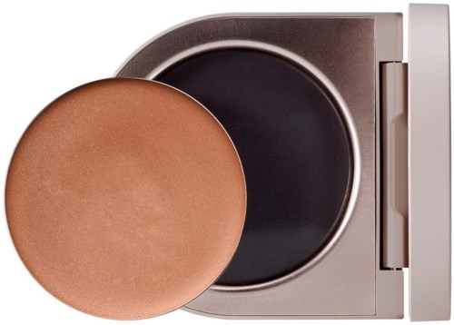Ein Make-up-Puder mit Pinsel im silbernen Gehäuse, offen, um das Puder und den Behälter zu zeigen.
