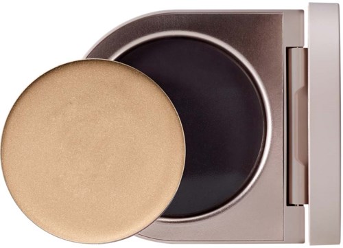 Ein Compact-Puder-Behälter mit einem goldenen Schwamm darauf.