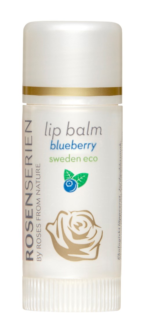 En vit läppbalsamrör med guldband, märkt med blåbär och en roslogo, för att återfukta läpparna.