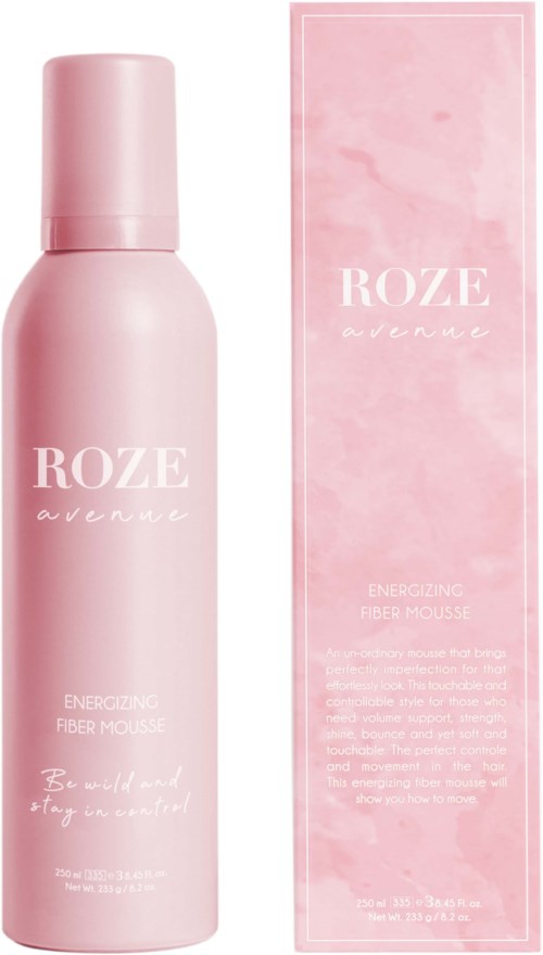Lyserød flaske og boks med Rozé Energy Fiber Mousse til hår. Enkel design, blød rosa farve og hvid tekst.