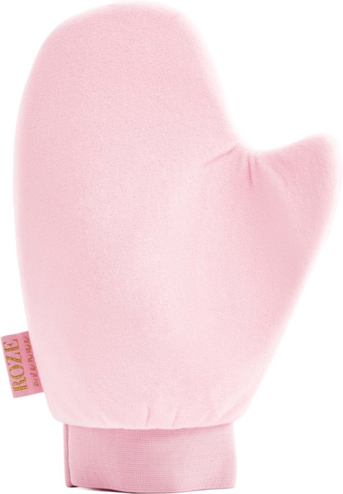 En rosa ovnshanske laget av mykt stoff med en liten merkelapp, designet for å beskytte hender under matlaging.