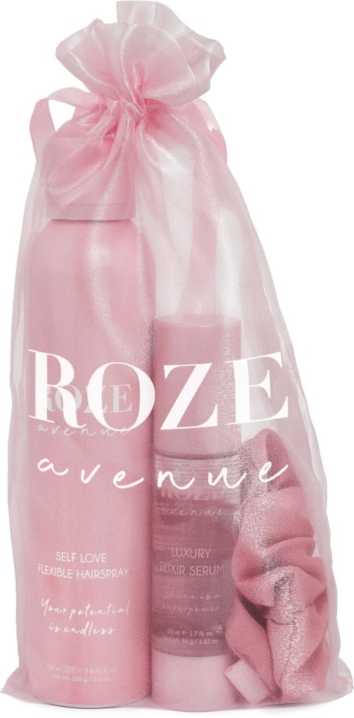 Rosa gavesekk med hårspray, serum og et håndkle. Sekken har teksten 'REZE avenue' på.