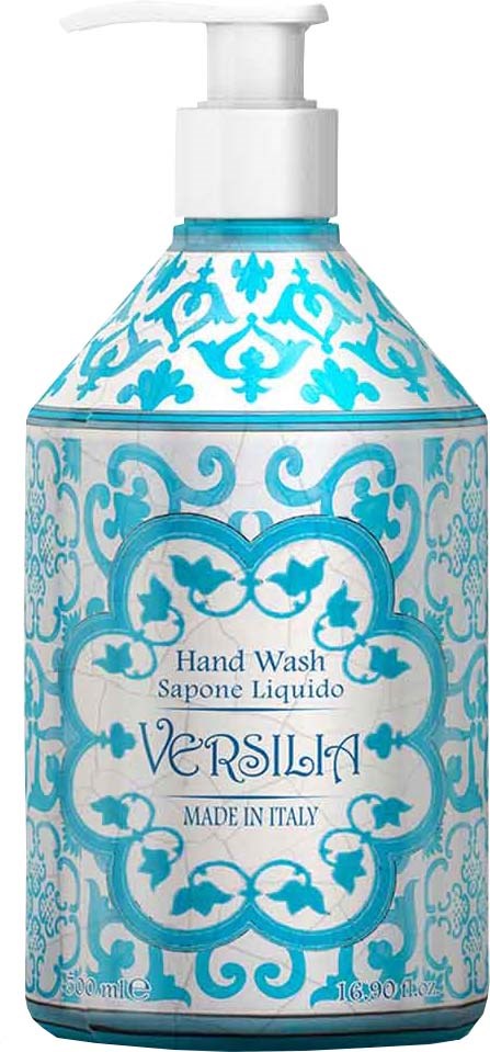 Eine blaue und weiße Seifenspenderflasche mit Dekormustern, beschriftet 'Hand Wash Versilia Made in Italy.'