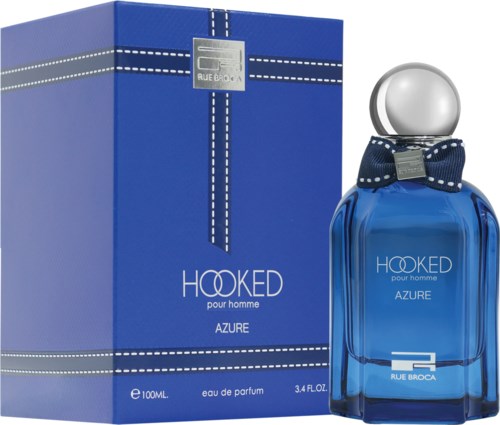 Een blauwe parfumdoos en fles met label 'HOOKED pour homme AZURE', met zilveren dop en strikachtig accessoire.