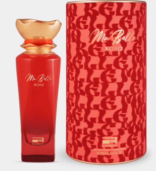 Een rode parfumfles met een gouden dop en een decoratieve doos met rood en roze patroon en de woorden 'Ma Belle XOXO' en 'Rue Broca.'