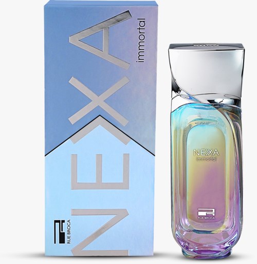 Een parfumfles genaamd Nexa Immortal, met iriserend glas en een slanke zilveren dop, naast de kleurrijke doos.