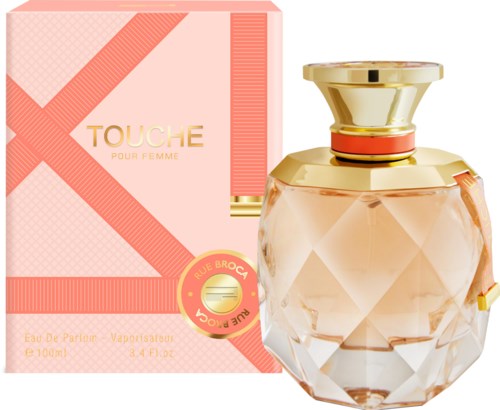 Een parfumfles met roze en goud ontwerp, naast een bijpassende roze doos. De parfum heet 'Touche Pour Femme.'