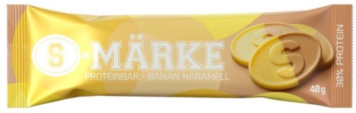 Proteinbar med banan-karamel smag i gul og beige emballage, viser produktets logo og billede af baren.