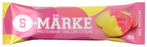 Lyserød og gul snack bar med citrusskiver på emballagen, mærket S-Märke med proteinindhold og smag.
