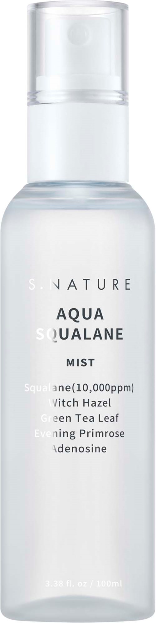 En klar sprayflaska märkts "Aqua Squalane Mist" med ingredienser som okra och grönt teblad.