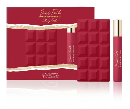 Sweet Tooth-hajuveden pakkauksen punainen laatikko ja pullo, kultainen korkki ja teksturoitu muotoilu. Näyttää myös tuoksun nimen ja brändin.