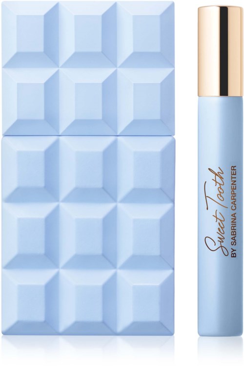 Eine hellblaue Palette mit geometrischem Muster und eine hellblaue Parfümflasche mit Golddeckel und goldener Schrift.