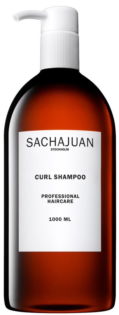 Ruskea pullo, jossa on valkoinen pumppu, merkki Sachajuan Curl Shampoo, ammattilaishoito, 1000 ml.