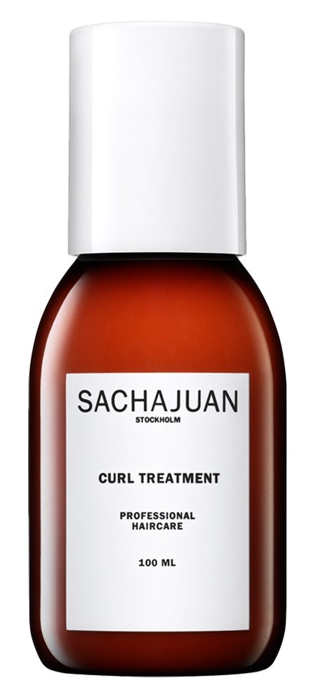 Pieni ruskea pullo valkoisella korkilla ja etiketillä, merkintä "SACHAJUAN." Se on hiustenhoitoa varten, 100 ml.