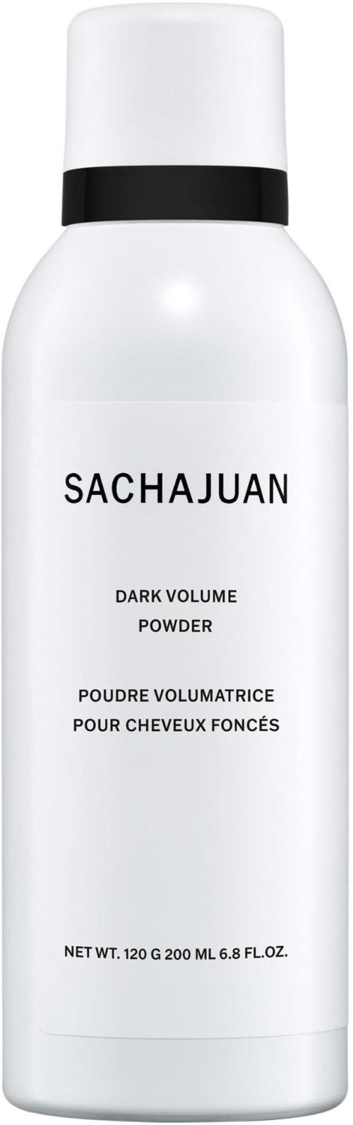 Biała butelka z rozpylaczem oznaczona Sachajuan Dark Volume Powder do włosów, z czarną taśmą na pokrywie.