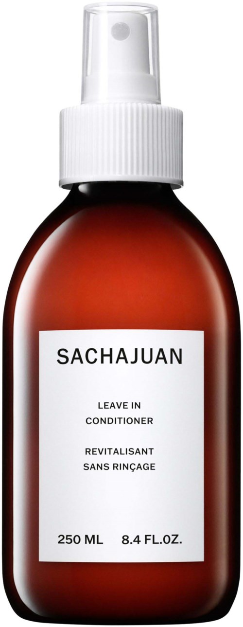 En brun sprayflaska med vit sprayhuvud, märkt 'SACHAJUAN' och 'Leave In Conditioner'.