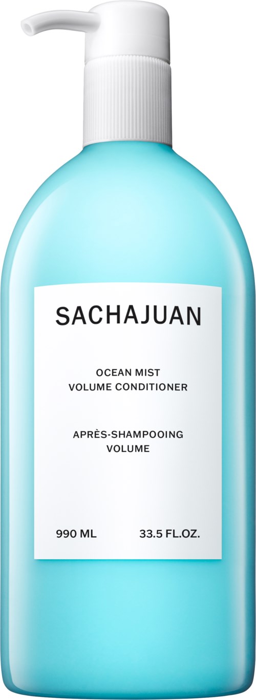 En ljusblå flaska med pump, märkt 'SACHAJUAN', innehåller ocean mist volymbalsam. Den rymmer 990 ml.