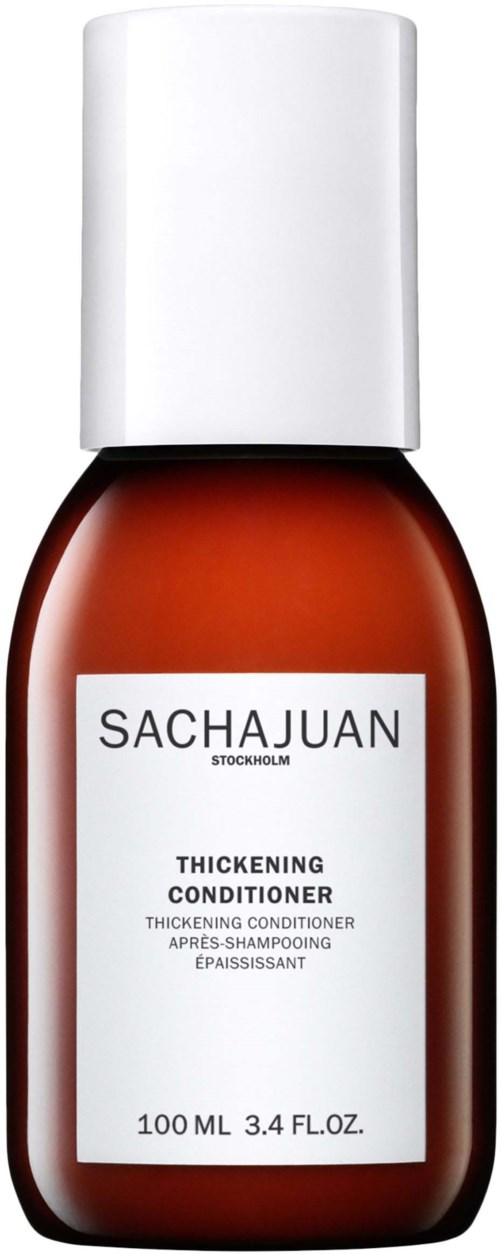 En brun flaske med hvit lokk og etikett, inneholder tyknerbalsam fra Sachajuan.