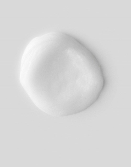 Ein weißes, glattes, rundes Objekt auf hellem Hintergrund, vermutlich ein weiches Lebensmittel wie Mozzarella oder Marshmallow.