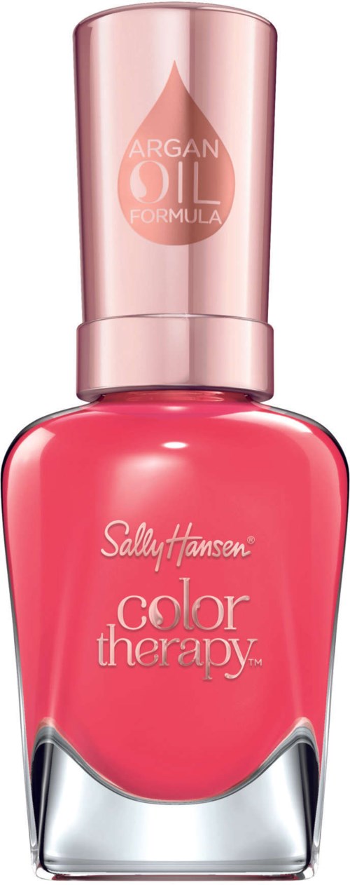 Nagellackflaska i rosa färg med Sally Hansen och color therapy text. Korken har en arganolja-etikett.